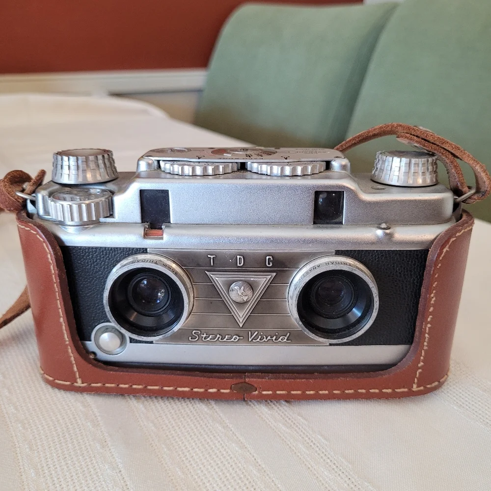 Bell & Howell TDC Stereo Vivid Film Camera 35mm w Half Case Leather Vintage